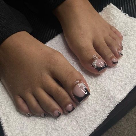 Black Toes With Design, Black Acrylic Toe Nails, French Tips White, Glittery Acrylic Nails, French Toe Nails, Black Toe Nails, Kawaii Charms, Gel Toe Nails, Acrylic Toes