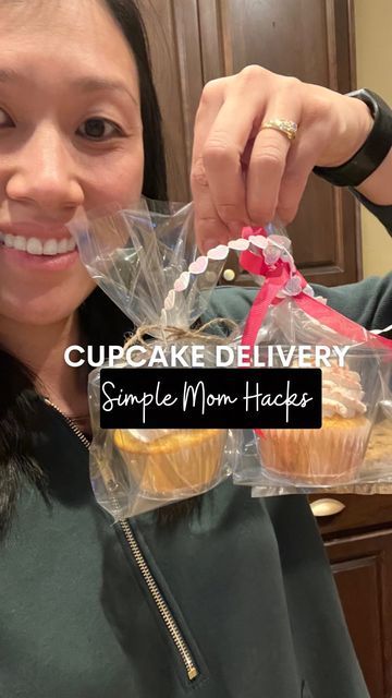 Plastic Cup Cupcake Holder, Individual Wrapped Cupcakes, How To Wrap Cupcakes Individually, Cupcake To Go Container Diy, Easy Cupcake Packaging, How To Transport Cupcakes, Cupcake Holder Ideas, Individual Cupcakes Packaging Ideas, Cupcake Packaging Ideas