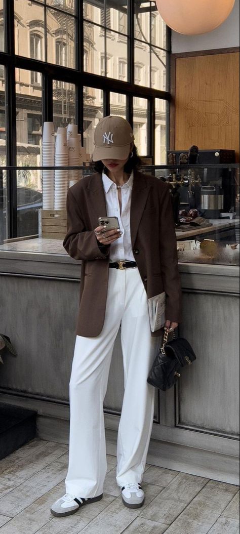 Looks Adidas, Old Money Fashion, Female Office, Samba Outfit, Business Professional Outfits, Money Fashion, Corporate Outfits, Neue Outfits, Blazer Outfits