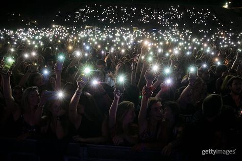 What concerts did you see this summer?⁠⠀ _⁠⠀ Camera lights from mobile phones are waved in the crowd as the band Izal performs in concert… Concert Crowd Aesthetic, Summer Camera, Wedding Music Band, Band Performance, Music Aesthetics, Camera Lights, Concert Crowd, Concert Lights, Idea Aesthetic