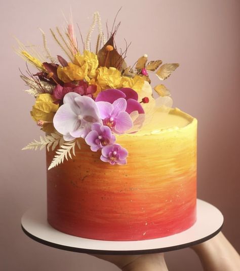 Hawaiian Theme Party Food, Airbrush Cake Designs, Tropical Birthday Cake, Orange Birthday Cake, Airbrush Cake, 40th Cake, Party Food Themes, Buttercream Cake Decorating, Elegant Birthday Cakes