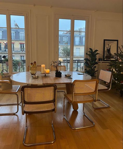 Parisian Apartment Dining Table, Dining Room Paris, Old Parisian Apartment, Parisienne Apartment, Parisian Dining Room, Small Apartment Dining Room, Parisian Dining, Paris Kitchen, Interior Design Dining