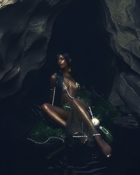 It’s a Siren summer ☀️🧜🏾‍♀️ Mythical glam with @eboneedavis Photos: @obidinzeribe Glam/Prosthetics: @pattielepugh Hair: @lasnoot4trshe Styling: @styleisinyou Look: @laurelstreetdrip Creative direction: @obidinzeribe and @eboneedavis Siren Aesthetic, Black Siren, Mermaid Stuff, 21st Birthday Photoshoot, Glam Photoshoot, Mermaid Aesthetic, Mermaid Dreams, Mermaid Jewelry, Black Femininity