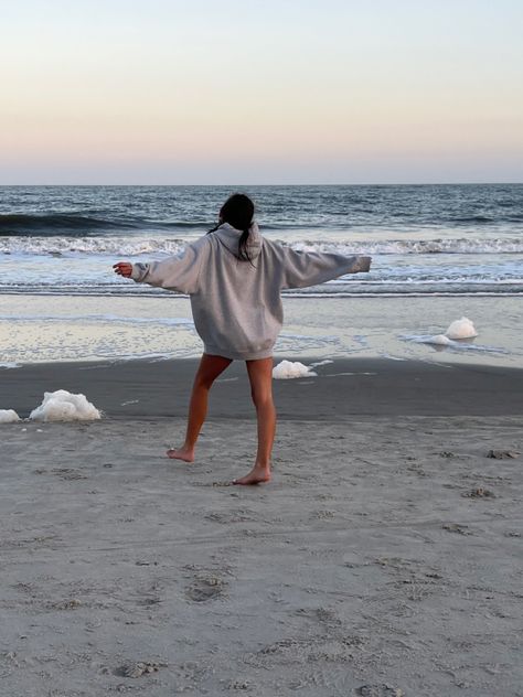 Hoodie On Beach, Sweatshirt Beach Outfit, Sweater At The Beach, Beach Hoodie Pictures, Beach Fits Aesthetic, Cold Beach Day, Cold Beach Outfit, Coastal Blues, Senior Things