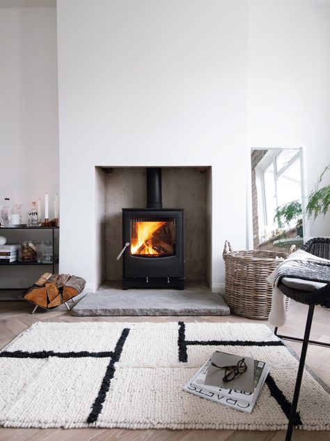 Contemporary Wood Burning Stoves, Wood Burner Fireplace, Wood Burning Stoves Living Room, Log Burner Living Room, Design Camino, Cosy Living, Cosy Living Room, Contemporary Fireplace, Fireplace Hearth