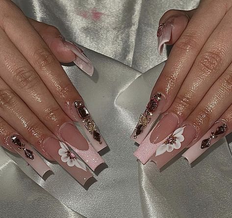 White Flower Nails, Rose Gold Nails Glitter, Quince Nails, Rose Gold Nails Design, Quinceanera Nails, Gold Acrylic Nails, Aqua Nails, Wednesdays We Wear Pink, Swarovski Nails