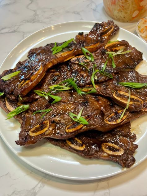 Filipino Bbq Recipes, Homemade Filipino Food, Filipino Short Ribs, Popular Filipino Dishes, Filipino Ribs Recipe, Vietnamese Short Ribs Recipe, Filipino Dinner Ideas, Filipino Thanksgiving Food, Filipino New Years Eve Food