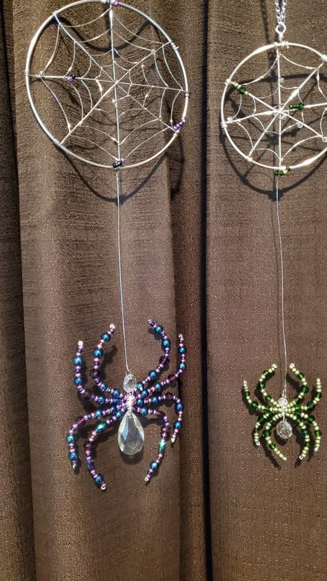 Spider Dream Catcher, Spider Sun Catcher, Bead And Wire Crafts, Spider Web Dream Catcher, Windchimes Homemade, Spider Suncatcher, Buu Monster Inc, Suncatcher Diy, Christmas Spider