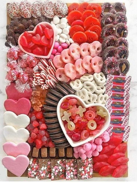 Dessert Saint Valentin, Valentines Instagram, Valentines Snacks, Candy Board, Dessert Platter, Sweet Time, Valentine Desserts, Snack Board, Party Food Platters