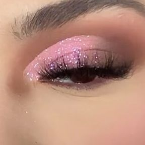 Hayley Perez on Instagram: "EYES: The Nude persuasion Palette - @bolivebeaute Glitter - @unicornsnot Hush Lashes - @tatalashes_ Style Amaya #glittereyeshadow #pinkeyeshadow #pinkglitter #cutcreasemakeup #glittercutcrease #unicornsnot" Pink Quince Makeup, Quince Makeup, Unicorn Snot, Glittery Eyeshadow, Pageant Makeup, Pink Quince, 15 Makeup, Quinceanera Planning, Cut Crease Makeup