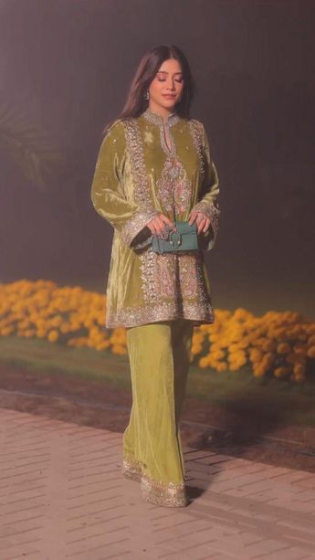 Grand Dress, Velvet Suit Design, Simple Kurta, Desi Outfits, Recycled Dress, Velvet Dress Designs, Pakistani Wedding Outfits, Pakistani Fancy Dresses, Pakistani Fashion Party Wear