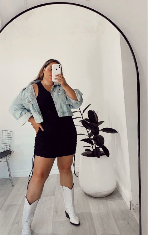 Look con texanas boots, Campera Oversized Jean Denim Jacket and Black dress Mirror Selfie Curvy Plus size Plus Size Mirror Selfie, Plus Size Mirror Selfie Poses, Selfie Plus Size, Black Dress Mirror Selfie, Plus Size Selfie Poses, Plus Size Posing, Content Inspiration, Photo Diy, Oversized Jeans