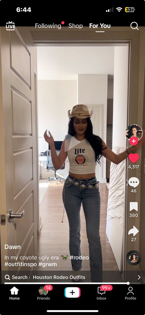 Country Concert Outfit Black Women, Baddie Rodeo Outfits, Houston Hottie Outfit, Baddie Country Outfit, Rodeo Outfit Inspiration, Country Baddie Outfits, Baddie Western Outfits, Nashville Outfits Black Women, Texas Cowgirl Outfits