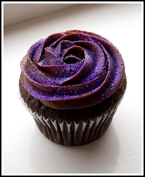 Purple glitter cupcakes for my wedding!! No cake! Purple Glitter Cupcakes, Dark Purple Cake, Chocolate Strawberry Cupcakes, Strawberry Wedding Cakes, Unfrosted Cake, Purple Cupcakes, Glitter Cupcakes, Purple Wedding Cakes, Purple Cakes