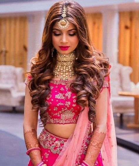 90 Bridal Hairstyles For Indian Brides Hairstyles For Engagement Indian, Sangeet Lehengas, Lehenga Punjabi, Wedding Reception Hairstyles, Reception Hairstyles, Bridal Hairstyle Indian Wedding, Short Hair Bride, Hair To One Side, Curly Wedding Hair