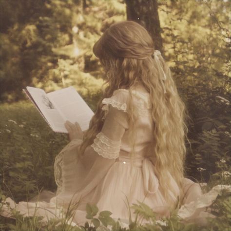 ༒ 𝔄𝔩𝔦𝔠𝔢 𝔅𝔢𝔩𝔩𝔞𝔡𝔬𝔫𝔫𝔞 ༒ (@aliccebelladonna) • Instagram photos and videos Blonde Victorian Woman, Blond Fairy, Fairytale Core, Princess Core Aesthetic, Blonde Princess, Dress Coquette, Fairytale Aesthetic, Royalty Aesthetic, Fotografi Vintage