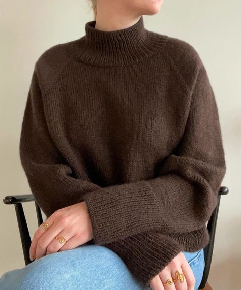 Brown Jumper Outfit, Stretch Tops, Brown Jumper, Brown Knit Sweater, Jumper Outfit, Fashion Corner, Sweater Oversized, Classic Sweater, Sleeveless Pullover