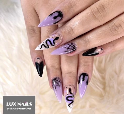 Black French Tip Nails Witchy, Halloween Nail Stiletto, Halloween Witch Nails Acrylic, Ongles Goth, Purple Halloween Nails, Emerald Nails, Halloween Nails Easy, Witchy Nails, Halloween Acrylic Nails