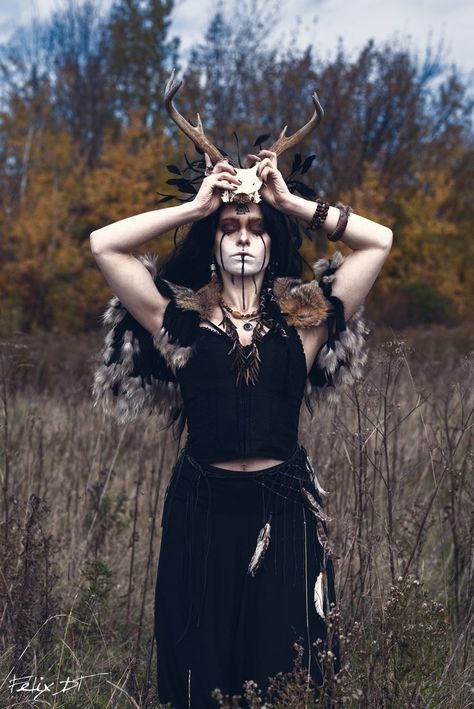 Nordic Witch, Druid Costume, Carnaval Make-up, Medieval Witch, Viking Aesthetic, Witch Photos, Witch Cosplay, Tattoo Aesthetic, Fair Outfits