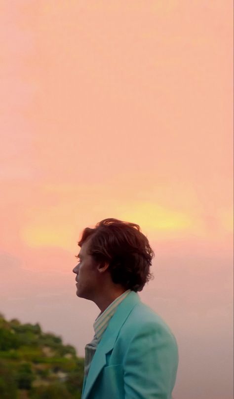 Golden Music Video Aesthetic, Golden Harry Styles Aesthetic, Harry Styles Golden Music Video, Video Lockscreen, Golden Music Video, Golden Music, Harold Styles, Harry Styles Golden, Harry Styles Wallpaper