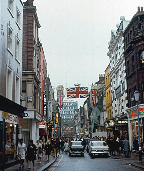 Photographs of life in London in the 60's (8) 1960s London Aesthetic, London 70s Aesthetic, 60s Backdrop, 60s Britain, Carnaby Street 60s, London 70s, 60s London, 1960s London, Swinging London