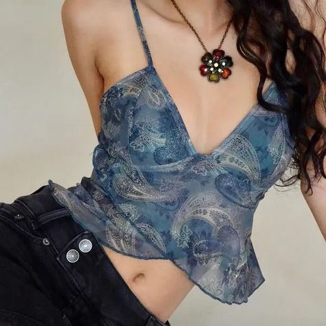 This crop cami top features a halter V-neck to enhance your décolleté. Featuring a floral print for a boho-chic aesthetic.
#floral top
#floral camisole
#mesh top
#print top
#cropped
#v neck top
#print camisole
#mesh camisole
#high street fashion
#sosana
#western style
#y2k Butterfly Mesh Top, Ytk Fashion Outfits, Florence And The Machine Concert Outfit, Blue Hippie Outfit, Cool Tops Fashion, 2002 Fashion Trends, Uk Clubbing Outfits, 90s Tops Women, Y2k Hippie Outfits