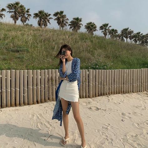 Korean Summer Outfits Beach, Beach Outfit Korean Style, Korean Beach Fashion, Summer Korean Outfits, Beach Date Outfit, Korean Beach Outfit, Vacation Mountains, Girls Beach Dress, Girls Jeans Fashion