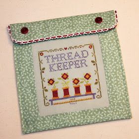 Meari's Musings: Thread Keeper Tutorial Sewing Kit Tutorial, Diy Embroidery Thread, Quilters Bag, Cushion Tutorial, Little House Needleworks, Needlework Shops, Fall Sewing, Diy Bags Patterns, Cross Stitch Love