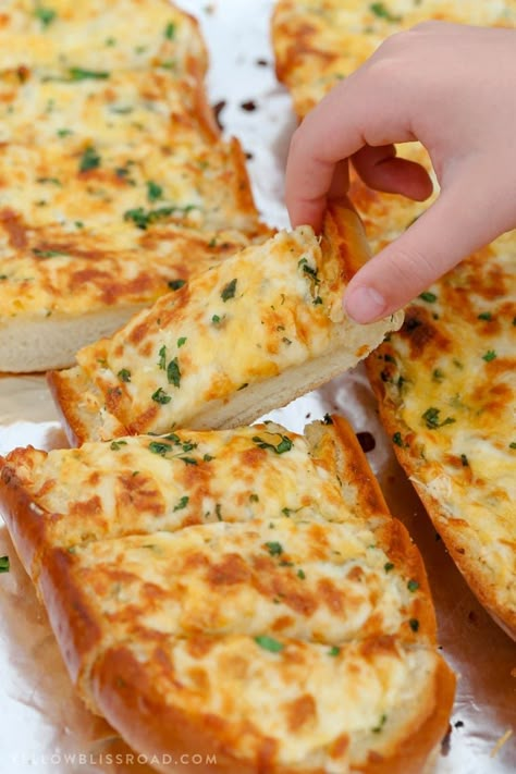 Homemade Garlic Bread Recipe, Cheesy Garlic Bread Recipe, Cooking Christmas, Homemade Garlic Bread, Christmas Sides, Christmas Side, Garlic Cheese Bread, Garlic Bread Recipe, Cheesy Garlic Bread