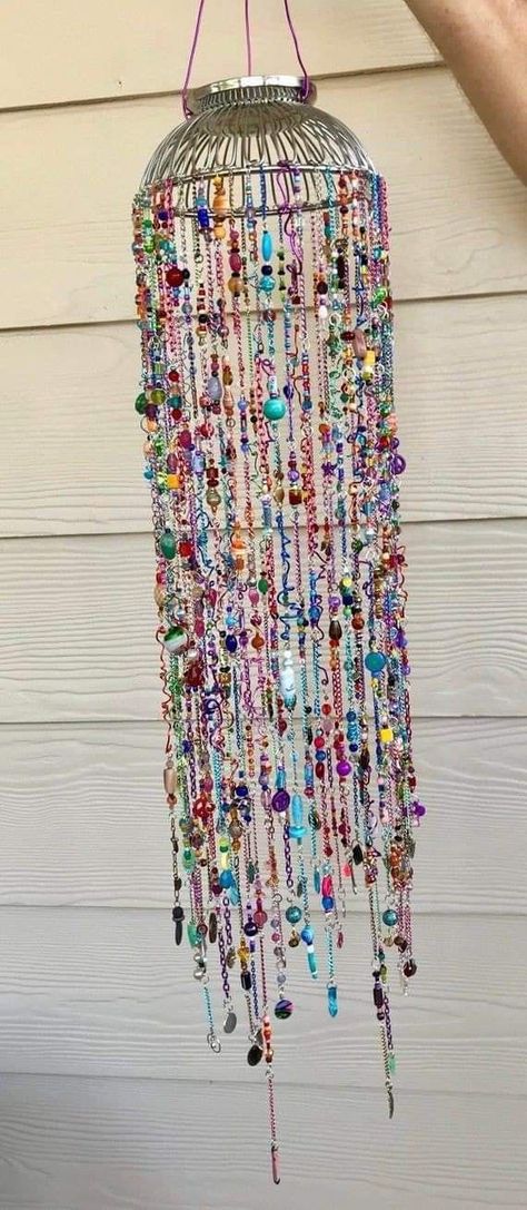 Shappy Chic Decor Diy, Beaded Mobile, Hippie Crafts, Bohemian Crafts, Wind Chimes Craft, Decoration Shabby, Diy Wind Chimes, Beaded Curtains, Garden Crafts