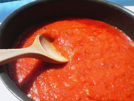 Learn how to make and prepare the recipe for Saltsa Domatas Elafria, also known as Greek style light tomato sauce. How To Peel Tomatoes, Tomato Sauce Recipe, Homemade Tomato Sauce, Sauce Tomate, Greek Style, Foods To Avoid, Recipe For Mom, Pizza Sauce, Foods To Eat