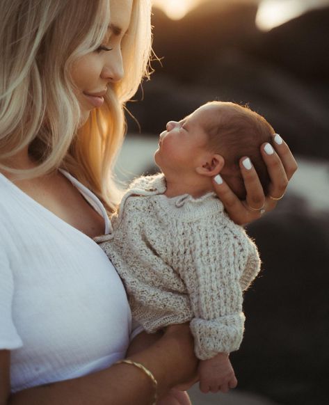 Newborn Beach Photography, Beach Baby Photography, Couple Beach Photoshoot, Mom And Newborn, Outdoor Newborn Photography, Couple With Baby, Newborn Ideas, Family Beach Pictures, Being A Mother