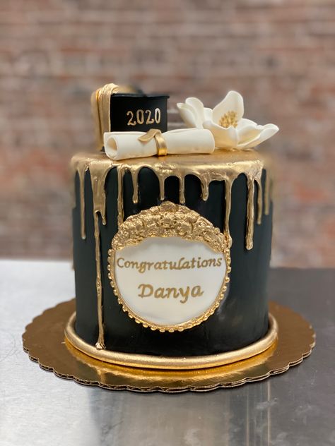 Black And Gold Graduation Cake, Graduation Cake Designs, Farewell Cake, Black And Gold Party Decorations, Graduation Party Desserts, Wonderland Party Decorations, Graduation Party Cake, Candy Birthday Cakes, Graduation Dinner