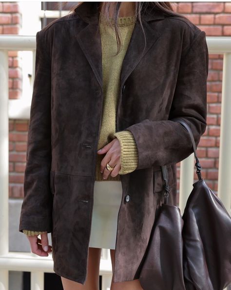 Prep Fall Outfits, Corduroy Street Style, Brown Mocassin Outfit, Green Suede Jacket Outfit, Brown Mini Skirt Outfit, Green Fall Outfit, Brown Suede Jacket Outfit, Fashion Trend 2024, Suede Jacket Outfit