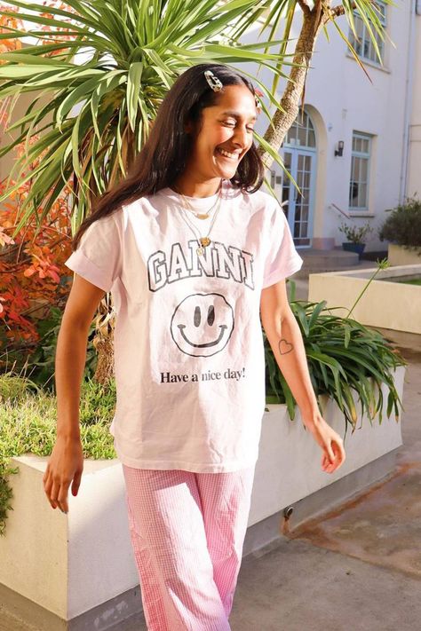 Ganni Girl Aesthetic, Ganni Shirt Outfit, Ganni Tshirt Outfits, Ganni T Shirt Outfit, Y2k Shapes, Ganni Girl, Ny Shopping, Ganni Street Style, Ganni Style