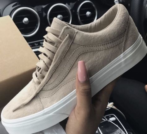 Tan Suede Vans, Nude @LJONESSTYLE Nude Shoes Outfit, Vans Outfit Summer, Vans Outfits, Tan Vans, Suede Vans, Shoe Tattoos, Vans Suede, Suede Outfit, Tan Sneakers