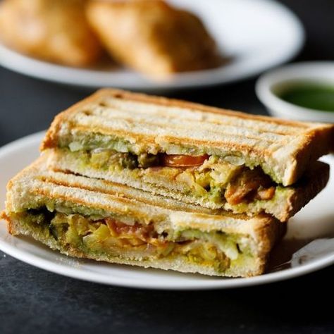 samosa sandwich recipe Bombay Sandwich, Vegetable Sandwich, Veg Sandwich, Vegetarian Fast Food, Vegetarian Snacks Recipes, Food Snack, Sandwich Maker, Indian Breakfast, Vegetarian Snacks