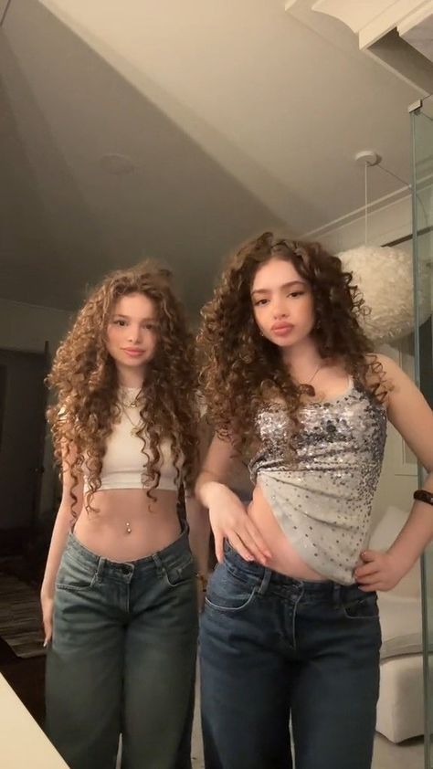 Kalogeras sisters The Kolageras Sisters, Kalogeras Sisters Hair, Kalogeras Sisters, Sisters Drawing, Sister Photos, Sister Outfits, Types Of Women, Cute Makeup Looks, Curly Hair Tips