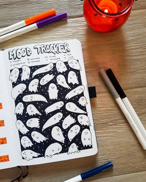 Halloween Theme Journal, Ghost Mood Tracker, Journals Ideas Aesthetic, Halloween Notebook Ideas, Halloween Themed Bullet Journal, Halloween Bujo Spreads, October Bulletin Journal Ideas, Spooky Journal Ideas, Halloween Bujo Theme