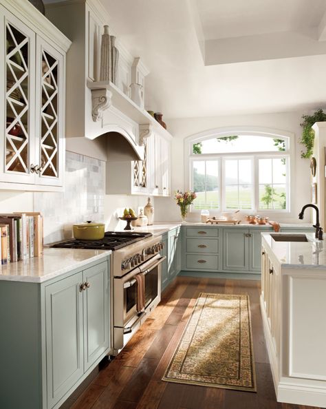 Two-toned kitchen cabinets are officially all the rage, like in this kitchen with the lighter upper cabinets and darker lower ones. Click through for more info on two-toned cabinets. Two Toned Kitchen Cabinets, French Country Kitchen Designs, Two Tone Kitchen Cabinets, Swiss Coffee, Country Kitchen Designs, French Country Kitchens, Tuscan Kitchen, Farmhouse Kitchen Cabinets, Farmhouse Kitchen Design