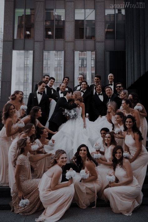 Wedding Group Photos, Wedding Party Poses, Photography Tips And Tricks, Story Wedding, Unforgettable Love, Wedding Portrait Poses, Love Story Wedding, Wedding Picture Poses, Bridesmaids Photos