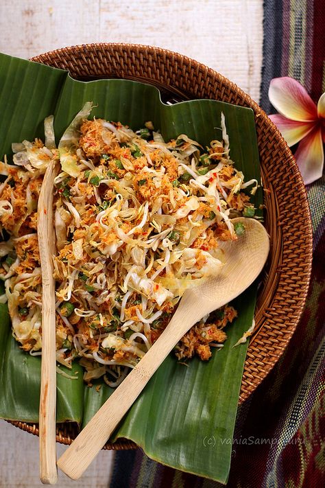 lawar Balinese Food Photography, Lawar Bali, Balinese Recipe, Green Beans Salad, Malay Dishes, Malay Cuisine, Balinese Food, Beans Salad, Indonesian Recipes