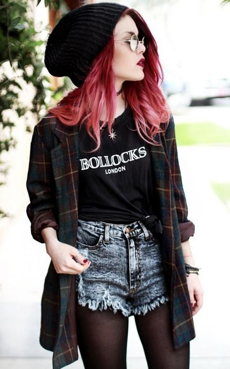 On fais un look grunge! Moda Grunge, Look Grunge, Scene Girl, Punk Looks, Black Tees, Hipster Grunge, Look Rock, Hipster Outfits, Grunge Look