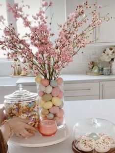 Easter Flower Arrangements, Easter Arrangement, Decoration Vitrine, Easter Craft Decorations, Easter Inspiration, Easter Flowers, Easter Crafts Diy, Easter Centerpieces, Easter Tree