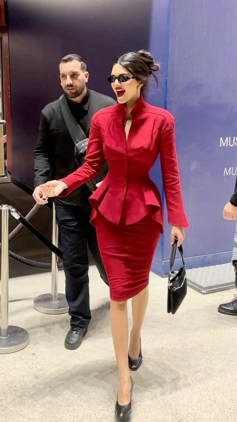 https://dijbi.com/trendy-christmas-outfit-ideas/?utm_source=pinterest2&utm_medium=link&utm_campaign=ultraranked Stylish Business Outfits, Trendy Christmas Outfits, Corporate Wear, Diy Vetement, Elegant Dresses Classy, Woman Suit Fashion, Jenner Outfits, Classy Work Outfits, Stylish Work Outfits