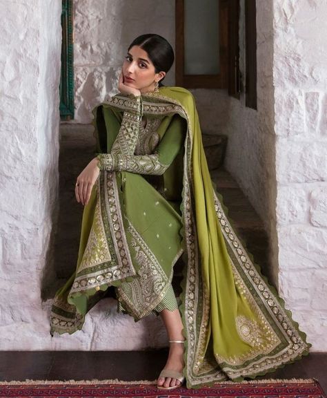 Green Salwar Kameez, Gaun Fashion, Beautiful Pakistani Dresses, Salwar Kamiz, Desi Clothes, Bridal Dress Fashion, Embroidered Sleeves, Dress Indian Style, Stylish Dress Book