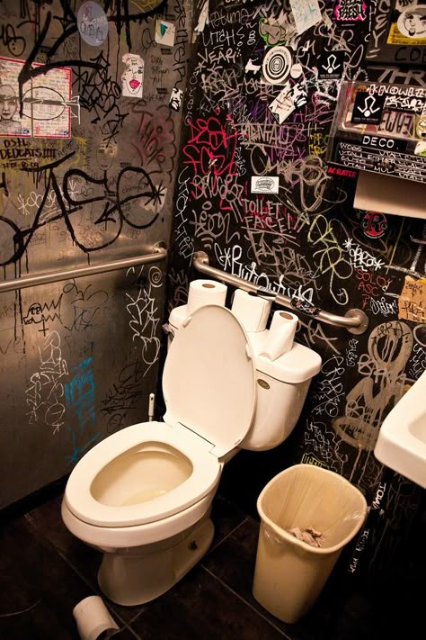 Toilet Graffiti, Room Mirror Ideas, Bathroom Graffiti, Mens Room, Bathroom Stall, Mia 3, Green Bathroom, Modern City, Grunge Photography