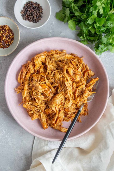 Instant Pot Pulled Chicken, Pressure Cook Frozen Chicken, Shredded Chicken Recipes Easy, Pulled Chicken Recipe, Instant Pot Buffalo Chicken, Cooking Frozen Chicken Breast, Pulled Chicken Recipes, Crockpot Express, Bbq Plates