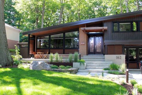 Mid Century Modern Landscape Design Midcentury Modern Home Floorplan, Mid Century Modern Peaked Roof Exterior, Mid Century Modern Windows Exterior, Modern Front Entrance, Midcentury Modern Landscaping, Midcentury Modern House Exterior, Exterior Steps, Mid Century Modern Landscaping, Timeless Exterior