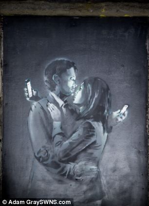 The image, called Mobile Lovers, depicts two lovers embracing while checking their mobile phones Banksy Artwork, Art Amour, Computer Education, Street Art Banksy, Banksy Graffiti, Banksy Art, Gcse Art, A Level Art, Street Art Graffiti